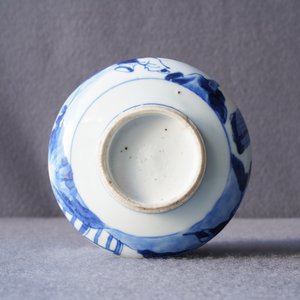 Un brûle-parfum en porcelaine de Chine en bleu et blanc à décor de figures dans un paysage, Kangxi — photo 10