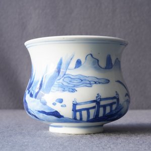 Un brûle-parfum en porcelaine de Chine en bleu et blanc à décor de figures dans un paysage, Kangxi — photo 8