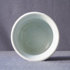 Un brûle-parfum en porcelaine de Chine en bleu et blanc à décor de figures dans un paysage, Kangxi — photo 11