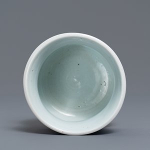 Un brûle-parfum en porcelaine de Chine en bleu et blanc à décor de figures dans un paysage, Kangxi — photo 6