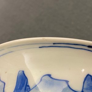 Un brûle-parfum en porcelaine de Chine en bleu et blanc à décor de figures dans un paysage, Kangxi — photo 8