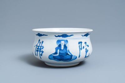 Un brûle-parfum en porcelaine de Chine en bleu et blanc à décor de quatre luohans, Kangxi
