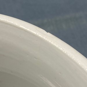Un brûle-parfum en porcelaine de Chine en bleu et blanc à décor de quatre luohans, Kangxi — photo 18