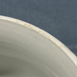 Un brûle-parfum en porcelaine de Chine en bleu et blanc à décor de quatre luohans, Kangxi — photo 20