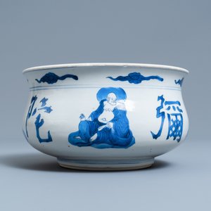 Un brûle-parfum en porcelaine de Chine en bleu et blanc à décor de quatre luohans, Kangxi — photo 5