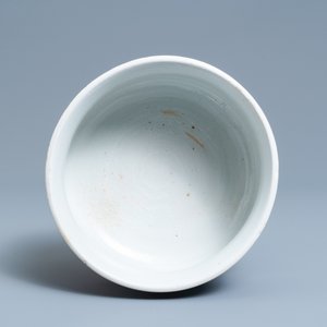 Un brûle-parfum en porcelaine de Chine en bleu et blanc à décor de quatre luohans, Kangxi — photo 6