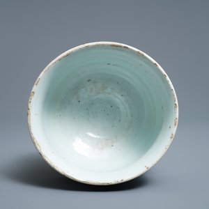 Un brûle-parfum en porcelaine de Chine en bleu et blanc, époque Transition — photo 6