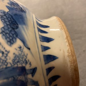 Un brûle-parfum en porcelaine de Chine en bleu et blanc, époque Transition — photo 11