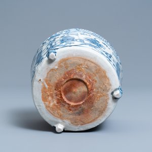 Un brûle-parfum en porcelaine de Chine en bleu et blanc, fours de Swatow, Ming — photo 7