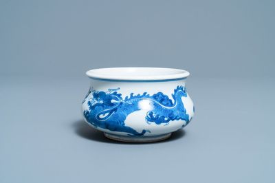 Un brûle-parfum en porcelaine de Chine en bleu et blanc, Kangxi