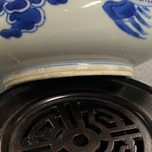 Un brûle-parfum en porcelaine de Chine en bleu et blanc, Kangxi — photo 17