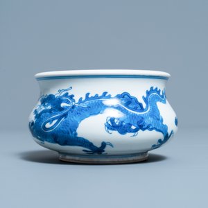 Un brûle-parfum en porcelaine de Chine en bleu et blanc, Kangxi — photo 2