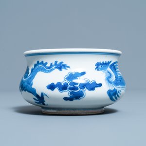 Un brûle-parfum en porcelaine de Chine en bleu et blanc, Kangxi — photo 3