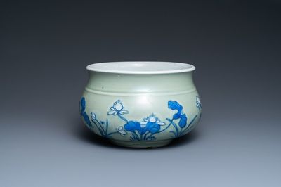 Un brûle-parfum en porcelaine de Chine en bleu et blanc sur fond céladon, Kangxi