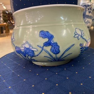 Un brûle-parfum en porcelaine de Chine en bleu et blanc sur fond céladon, Kangxi — photo 15