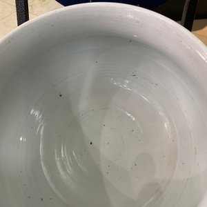 Un brûle-parfum en porcelaine de Chine en bleu et blanc sur fond céladon, Kangxi — photo 18