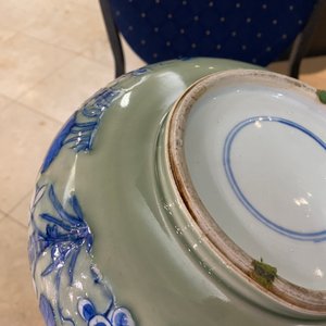 Un brûle-parfum en porcelaine de Chine en bleu et blanc sur fond céladon, Kangxi — photo 19