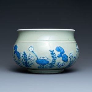 Un brûle-parfum en porcelaine de Chine en bleu et blanc sur fond céladon, Kangxi — photo 3