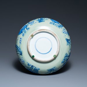 Un brûle-parfum en porcelaine de Chine en bleu et blanc sur fond céladon, Kangxi — photo 7
