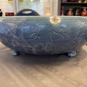 Un brûle-parfum en porcelaine de Chine en bleu monochrome à décor incisé, Ming — photo 12