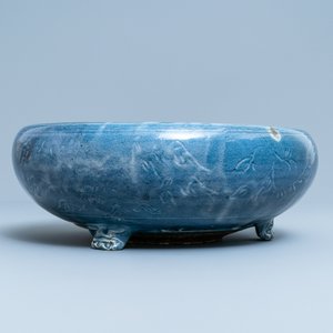 Un brûle-parfum en porcelaine de Chine en bleu monochrome à décor incisé, Ming — photo 6