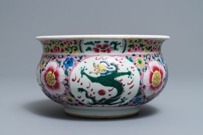 Un brûle-parfum en porcelaine de Chine famille rose à décor de dragons, Yongzheng