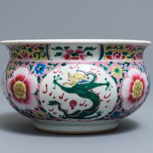 Un brûle-parfum en porcelaine de Chine famille rose à décor de dragons, Yongzheng — photo 3