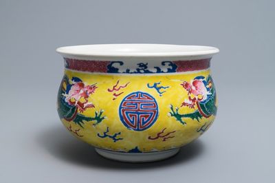 Un brûle-parfum en porcelaine de Chine famille rose à faund jaune, Yongzheng