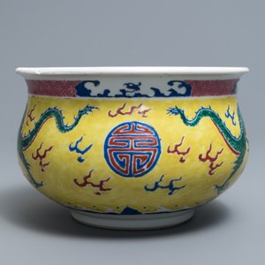 Un brûle-parfum en porcelaine de Chine famille rose à faund jaune, Yongzheng — photo 4