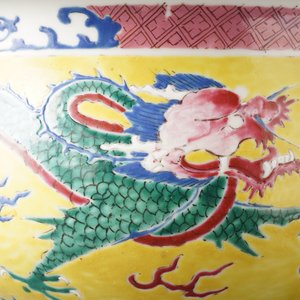 Un brûle-parfum en porcelaine de Chine famille rose à faund jaune, Yongzheng — photo 8