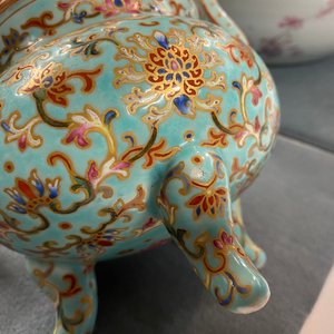 Un brûle-parfum en porcelaine de Chine famille rose à fond turquoise, République — photo 19