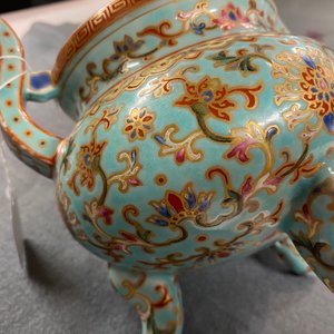Un brûle-parfum en porcelaine de Chine famille rose à fond turquoise, République — photo 20