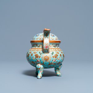 Un brûle-parfum en porcelaine de Chine famille rose à fond turquoise, République — photo 3