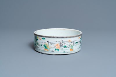 Un brûle-parfum en porcelaine de Chine famille verte à décor de garçons jouants, 18/19ème