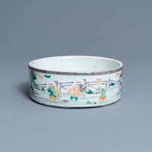Un brûle-parfum en porcelaine de Chine famille verte à décor de garçons jouants, 18/19ème — photo 1