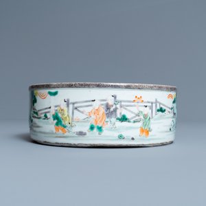 Un brûle-parfum en porcelaine de Chine famille verte à décor de garçons jouants, 18/19ème — photo 2