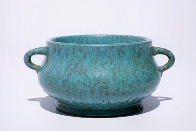 Un brûle-parfum en porcelaine de Chine oeuf-de-pigeon, marque de Yongzheng, 19/20ème