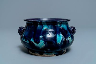 Un brûle-parfum en porcelaine de Chine turquoise et aubergine, Kangxi