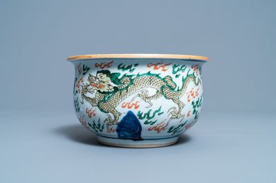 Un brûle-parfum en porcelaine de Chine wucai, époque Transition
