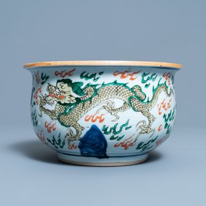 Un brûle-parfum en porcelaine de Chine wucai, époque Transition — photo 1