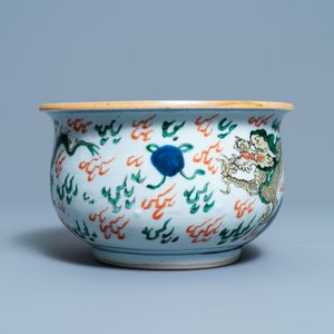Un brûle-parfum en porcelaine de Chine wucai, époque Transition — photo 2