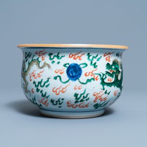 Un brûle-parfum en porcelaine de Chine wucai, époque Transition — photo 4