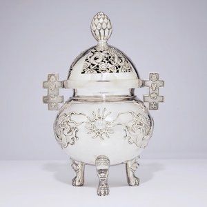 Un brûle-parfum et son couvercle en argent à décor de dragons, Chine, 19ème — photo 1