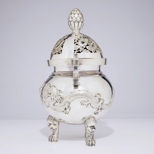 Un brûle-parfum et son couvercle en argent à décor de dragons, Chine, 19ème — photo 2