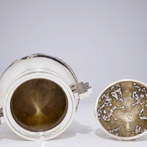 Un brûle-parfum et son couvercle en argent à décor de dragons, Chine, 19ème — photo 5