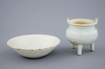 Un brûle-parfum et un bol aux phoenix en porcelaine de Chine qingbai, Dynastie Song ou Yuan, 10-14ème