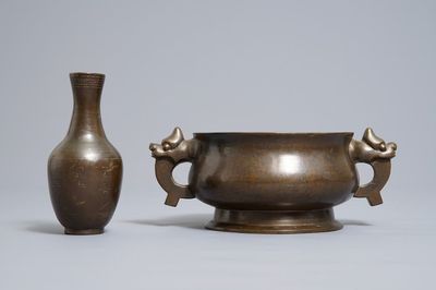 Un brûle-parfum et un vase en bronze incrusté d'argent, marque Shishou, 19ème