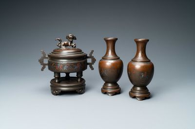 Un brûle-parfum et une paire de vases en bronze incrusté, Chine pour le Vietnam, 19ème