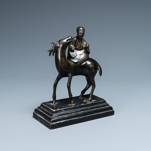 Un brûle-parfum figurant un lettré sur cerf en bronze, Chine, début de la dynastie Qing — photo 1
