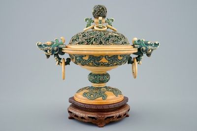 Un brûle-parfum polychrome en ivoire sculpté sur socle en bois, Chine, 19ème